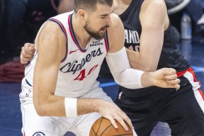 九游体育-包含波特兰开拓者转会期刷新队史纪录，志在NBA常规赛名次提升，媒体盛赞，更衣室氛围转暖的词条